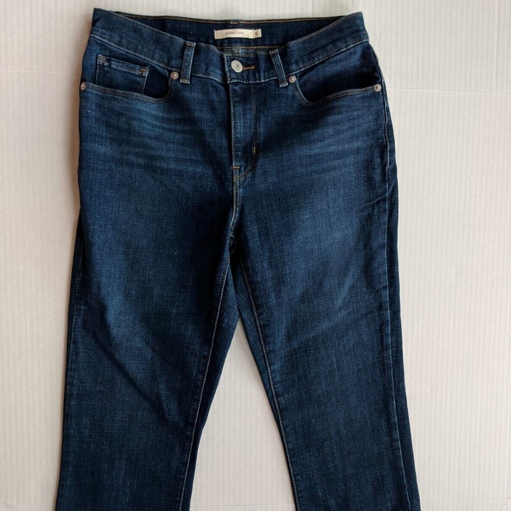 Levi Strauss Capri Jeans Womens Size 6 Blue Classic Stretch Denim Medium Wash